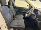 ゆったりと座れる運転席シートですのでストレスなく運転が出来ますよ!