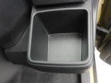カップホルダーは運転席や助手席からちょうど手の届く位置です!!