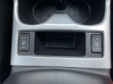 前席シートヒーターを装備しております。運転席と助手席の間にありますので、お好みで操作していただけます。