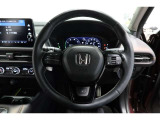 運転中もハンドルでの操作が可能です。特に高速道路等の目が離せない運転時には、便利さだけでなく、安全性も兼ね備えております。