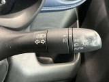 車外の明るさに応じでライトを点灯、消灯してくれるオートライト機能です☆お天気の良い昼間のトンネル走行などオートにしてると便利で安心です☆エンジン停止時にライトの消し忘れも無くなります☆