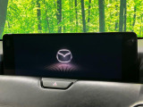 【12.3インチマツダコネクト】車内の雰囲気にマッチした大型ディスプレイ。スマホ接続でのナビ使用やBluetooth再生等、様々な機能が楽しめます。直感的なダイヤル操作が可能で、使い勝手も良好です。