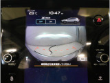 運転席からは見えにくい左右のエリアまでしっかりカバーし、死角を減らして視界を拡大。狭い道でのすれ違いや、建物の陰から車や歩行者が現れる場面でも、安心して状況を把握できる頼れる機能です。