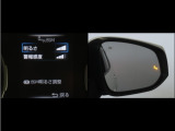 隣車線を走る車両をレーダーで検知し、ドアミラーでは確認しにくい後側方エリアに存在する車両に加え、急接近してくる車両も検知します。車両を検知するとドアミラーに搭載されたLEDインジケーターが点灯します。