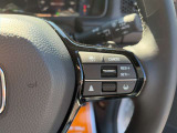 【クルーズコントロール】アクセル操作なしで一定速度を保つ機能。先行車との距離を自動調整する追従型が主流で、高速走行時の疲労を劇的に軽減します。長距離移動が多いお客様への商談では必須の快適装備です。