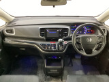 車内は光触媒抗菌消臭施工済です。スタイリッシュなデザインでスポーティなインパネ周りを演出します。グローブボックスやカップホルダーのほかにトレーなどたくさんの収納スペースが付いています。
