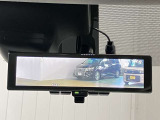【インテリジェント ルームミラー】車両後方のカメラ映像をミラー面に映し出すので、車内の状況や、天候などに影響されずいつでもクリアな後方視界が得られます!