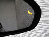 隣車線を走る車両をレーダーで検知し、ドアミラーでは確認しにくい後側方エリアに存在する車両に加え、急接近してくる車両も検知します。車両を検知するとドアミラーに搭載されたLEDインジケーターが点灯します。