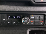 シートヒーター付き。直接体を温めてくれるので寒い日の運転も快適です