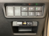 Hondaセンシング用の、VSA解除と路外逸脱抑制機能のオンオフスイッチなどはハンドルの右側に装備しています。その下にETC2.0がついています。高速道路の料金所の通過も楽々です。