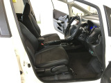 すわり心地の良い運転席・助手席です。長時間のドライブの疲れ軽減に貢献します。どうぞ快適なドライブを。