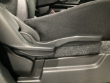 運転席にはドライバーの体型や好みに応じて前後方向だけでなく、高さの調整ができるシートリフターを装備!