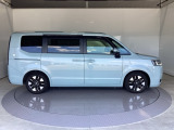 狭い駐車場でも、スライドドアならチャイルドシートへのお子さまの乗降や荷物の積載もスムーズ。