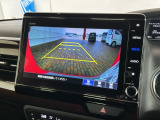 リバースギアに入れるだけで後方の表示へ切り替わります。夜間や雨の日の駐車も楽になりますよ。