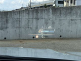 HUD: ヘッドアップディスプレイはドライバーが前方に集中できるよう、ナビや車速情報をフロントガラスに投影するシステムです。