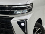【LEDヘッドライト】悪天候や夜間走行時も良好な視界を確保し安心して運転できる高輝度LEDヘッドライトを装備!点灯速度が早く、消費電力も抑えられています。