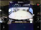 後方映像を11.6インチディスプレイに表示し、ステアリング連動ガイドラインが駐車をサポート。さらに後退時はリヤ4センサーが障害物を検知し、必要に応じてブレーキが作動します。