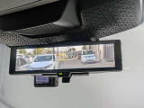 インテリジェントルームミラー搭載で、車の後方に設置されたカメラ映像を映し出してシートバックやヘッドレスト、同乗者に視界が遮られることがなく視認性が非常に良いです