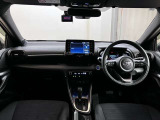 スムーズに運転操作できるようにシート、ステアリング、シフトレバーを配置しています。さらに視認性に優れたメーターや上方にディスプレイオーディオなど最小限の視線移動で確認できるようレイアウトしています。