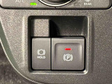 指先だけで簡単に操作が可能な電動パーキングブレーキを採用。「HOLD」スイッチを押すと、渋滞や信号待ちなどでブレーキペダルから足を離しても、ブレーキを保持するので安心です