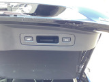 パワーテールゲート装備車です。足での開け閉めや車両から離れると自動で閉じる機能などがあります。