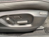 細やかな位置調整が可能な運転席電動シート。腰を支えるランバーサポートや、2名分のポジションを記憶できるシートメモリー機能も装備。マツダがこだわる「人馬一体」の快適なドライブをサポートします。
