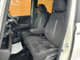 前席の画像です。是非運転席に座っていただき視界等をご確認ください。