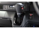 インパネシフトだから視線の移動も少なく足元もスッキリ♪運転席もゆったりしているのでゆとりを持ってドライブできますね!