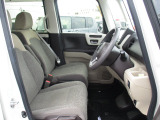 運転席と助手席は、ウォークスルーが可能です。