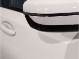 【BMWミラー】視認性の高いスタイリッシュなミラー。自動防眩機能も付いており夜間のドライビングをサポートします。