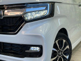 【LEDヘッドライト】悪天候や夜間走行時も良好な視界を確保し安心して運転できる高輝度LEDヘッドライトを装備!点灯速度が早く、消費電力も抑えられています。