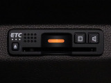 装備されているビルトインタイプのホンダ純正ETC車載器です。セットアップしてからご納車致します。ETCカードを差し込めば高速道路の出入り口ゲートを楽々通過出来ます。