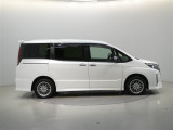 両側パワースライドドア付きだから、狭い駐車スペースなどでの 乗り降りラクラク!小さなお子さまのいるご家庭には嬉しい装備。
