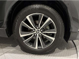 アルミホイールを装備、タイヤサイズは225/60R18です。