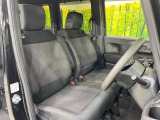 運転席シート廻りは使用感も少なく、良好な状態となっています。前オーナー様が丁寧に使っていたことがよくわかりますね。