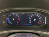 デジタル液晶メーター&rdquo;Digital Cockpit Pro&rdquo;です。画面の切り替えは、ハンドルのボタンで簡単に操作ができます。