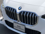 左右のキドニー・グリルの中心にはBMWのエンブレムが鎮座し、個性を放つデザイン性を兼ね備えました。