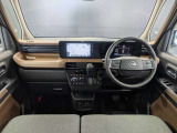 洗練されたデザインと広々とした視界が魅力の運転席まわり。大画面ナビやデジタルメーターがすっきりと配置され、操作性に優れています。落ち着いたトーンのインテリアで快適にドライブを楽しめます。