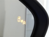 ブラインドスポットモニター装備。隣車線を走る車両を検知。ドアミラーでは確認しにくい後方、側方エリアに存在する車両や急接近してくる車両も検知しドアミラーに搭載されたLEDインジケーターが点灯します。