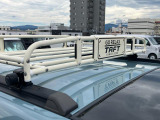天井に荷物を載せるのに便利な【ルーフキャリア】を装備。キャンプなどアウトドアに行きたくなりますね!