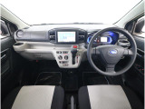 視界の良さが魅力の運転しやすいコックピットです。シンプルで操作性に優れたインパネデザインと、SUBARUならではの安全性に配慮した視界設計が活かされています。