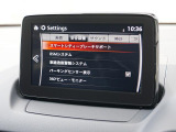 こちらのお車には先進安全装備が多数搭載されています。衝突被害を回避あるいは軽減するためのブレーキや、後方死角からの接近警報、車線逸脱を防止する警報装置など、詳しくはスタッフまでお尋ねください。
