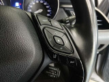 ステアリング右側には、運転支援機能を手元で操作できるスイッチ類を配置しています