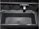 スマートキー付きです。スマートキーとは鍵を車に差し込まなくても、ドアノブを触ったりするだけで、ドアロックを解錠できます。これが凄く便利なんですよ。