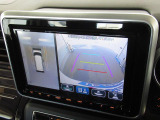 【全方位型モニター】クルマを上空から見下ろしているかのように、直感的に周囲の状況を把握できる全方位型モニター。狭い場所での駐車でも周囲が映像で確認できます。