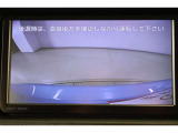「後方が見える安心」バックカメラ搭載です。車は構造上たくさんの死角があるので、とても便利なアイテムですね!あくまでサポート機能ですので常に周囲の状況に気をつけ、目視での確認は大事ですよ。