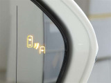 ブラインドスポットモニター装備。隣車線を走る車両を検知。ドアミラーでは確認しにくい後方、側方エリアに存在する車両や急接近してくる車両も検知しドアミラーに搭載されたLEDインジケーターが点灯します。