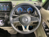 インテリアに合わせたデザインのステアリングは、運転される方のことも考え、運転しやすい形状、大きさです。是非一度、実際に触ってお確かめください。