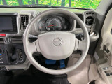 インテリアに合わせたデザインのステアリングは、運転される方のことも考え、運転しやすい形状、大きさです。是非一度、実際に触ってお確かめください。