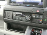充電式USBジャックや運転席側にはシートヒータがついています。